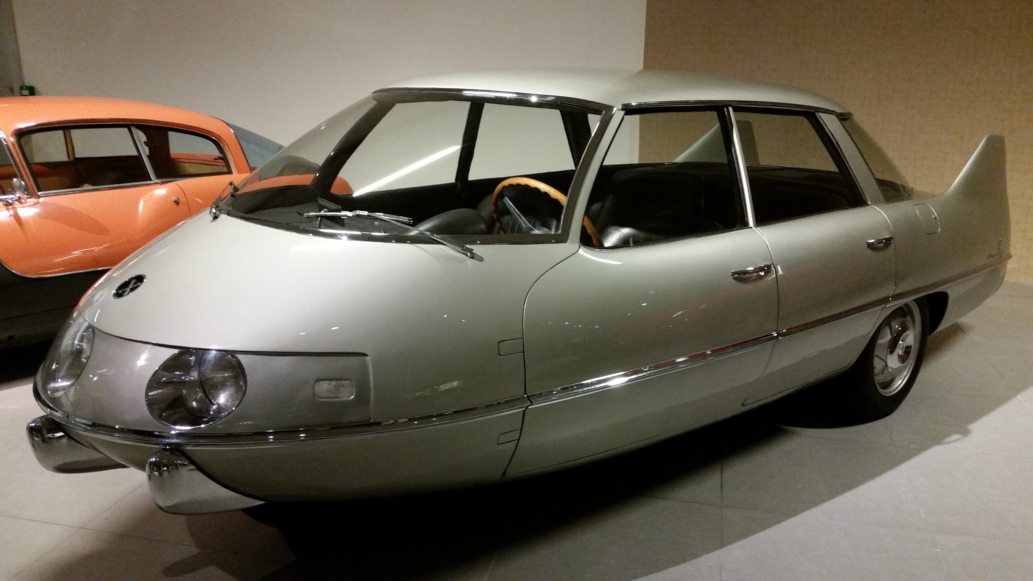 La Pininfarina X, voiture aérodynamique aux roues en forme de diamant des années 1960 la pininfarina x voiture aerodynamique aux roues en forme de diamant des annees 1960 1 la-pininfarina-x-voiture-aerodynamique-aux-roues-en-forme-de-diamant-des-annees-1960-1