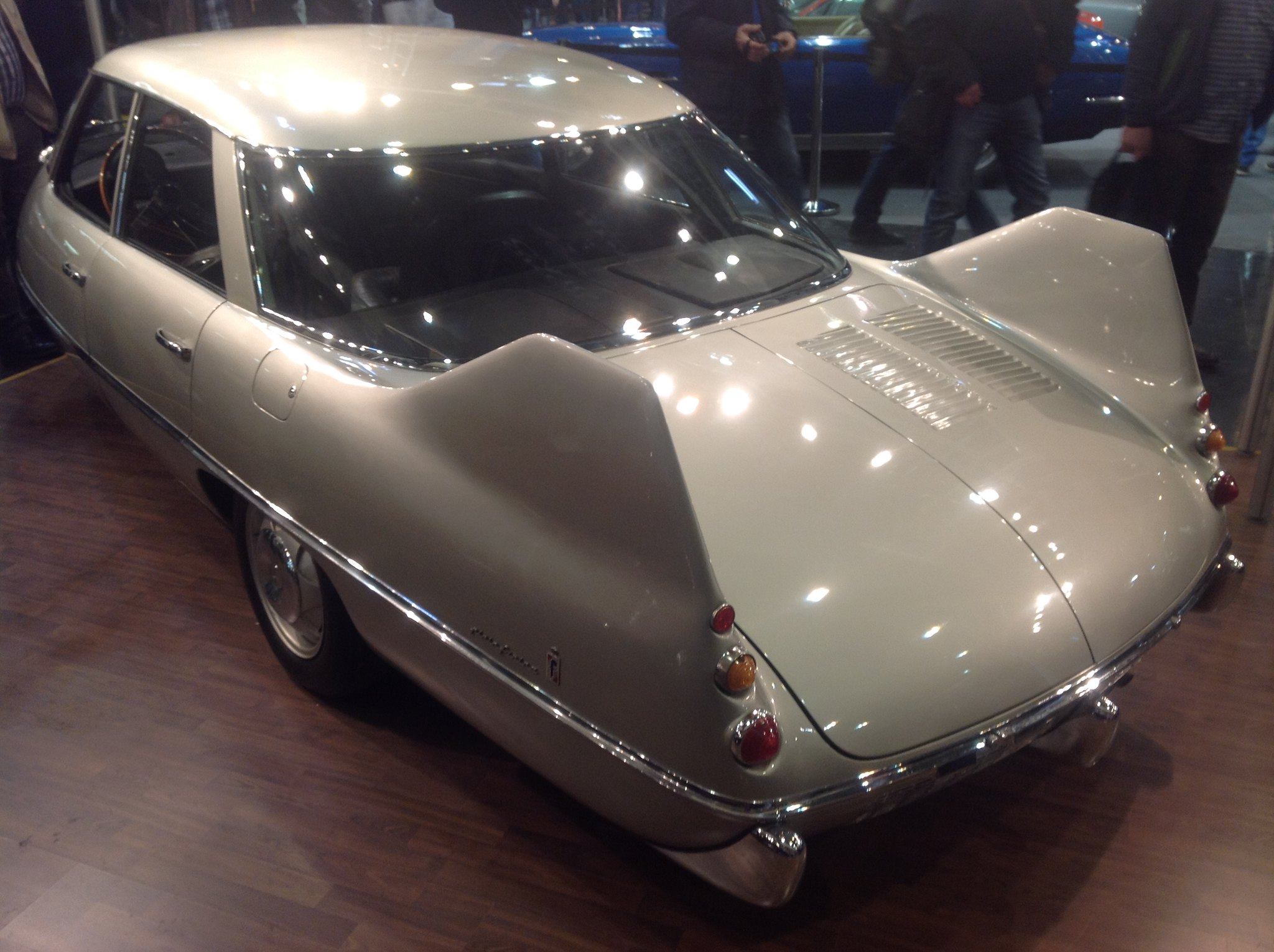 La Pininfarina X, voiture aérodynamique aux roues en forme de diamant des années 1960 la pininfarina x voiture aerodynamique aux roues en forme de diamant des annees 1960 2 la-pininfarina-x-voiture-aerodynamique-aux-roues-en-forme-de-diamant-des-annees-1960-2
