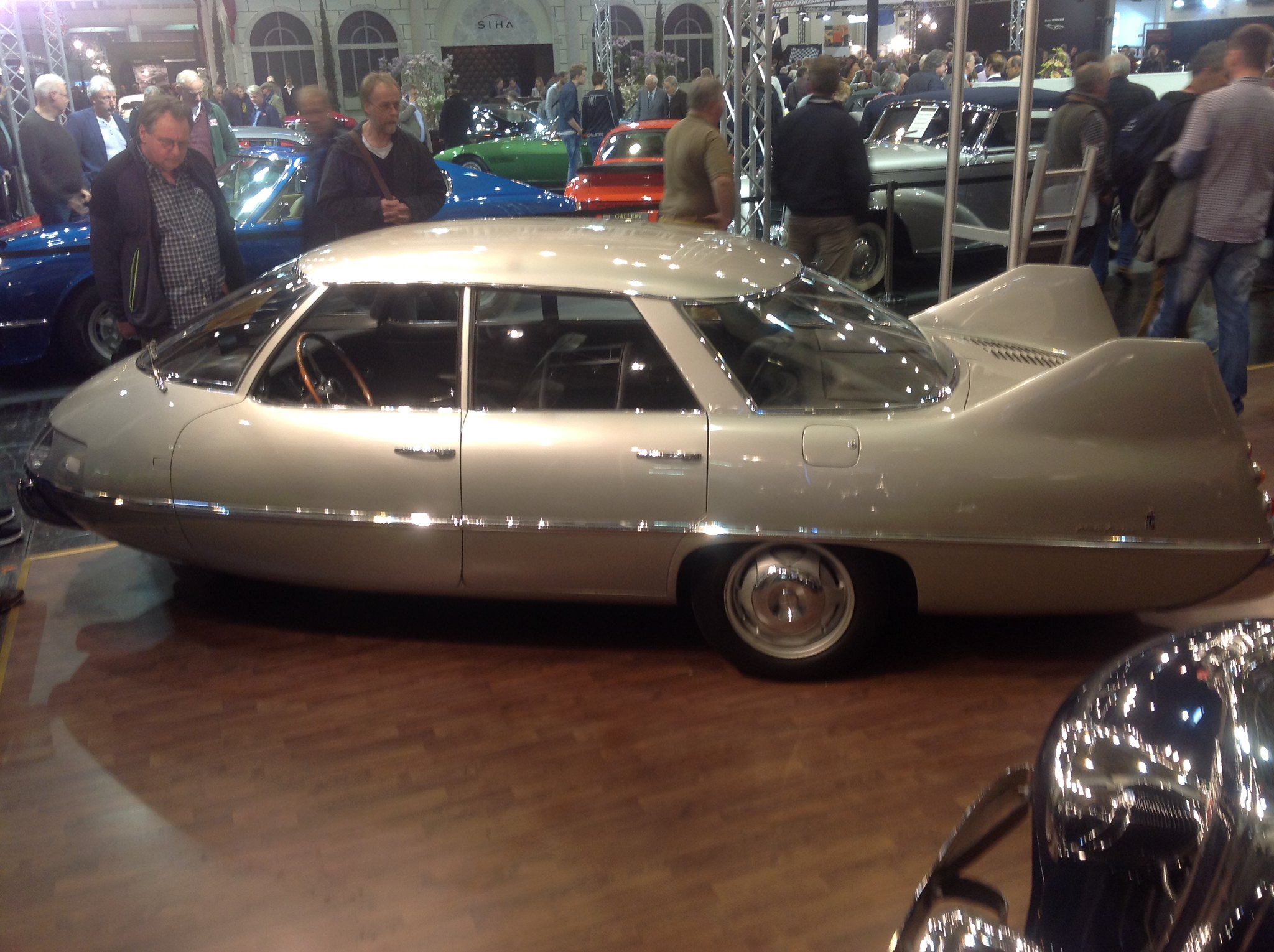La Pininfarina X, voiture aérodynamique aux roues en forme de diamant des années 1960 la pininfarina x voiture aerodynamique aux roues en forme de diamant des annees 1960 4 la-pininfarina-x-voiture-aerodynamique-aux-roues-en-forme-de-diamant-des-annees-1960-4