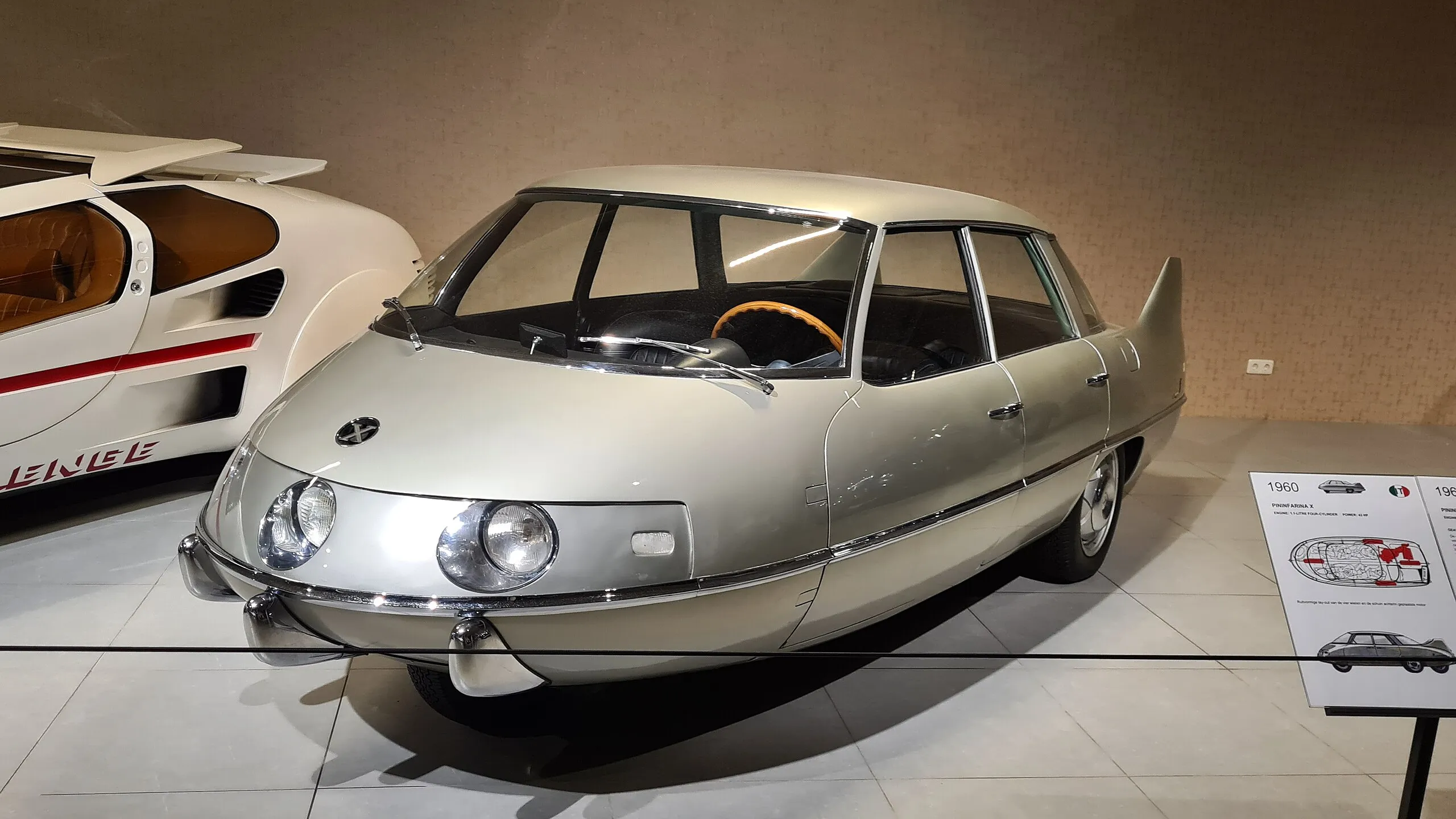 La Pininfarina X, voiture aérodynamique aux roues en forme de diamant des années 1960 la pininfarina x voiture aerodynamique aux roues en forme de diamant des annees 1960 6 la-pininfarina-x-voiture-aerodynamique-aux-roues-en-forme-de-diamant-des-annees-1960-6