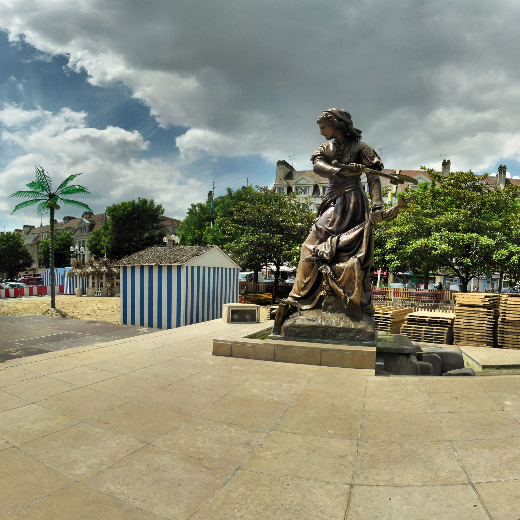 La statue de Jeanne Hachette à Beauvais : une héroïne de légende la statue de jeanne hachette a beauvais une heroine de legende 2 la-statue-de-jeanne-hachette-a-beauvais-une-heroine-de-legende-2