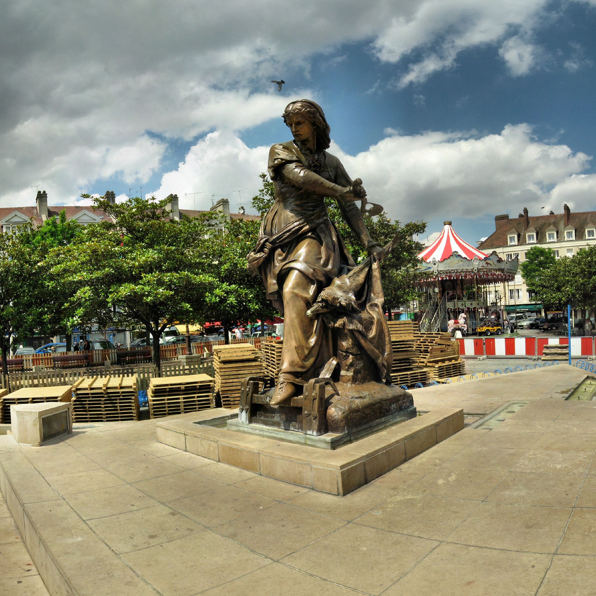 La statue de Jeanne Hachette à Beauvais : une héroïne de légende la statue de jeanne hachette a beauvais une heroine de legende 3 la-statue-de-jeanne-hachette-a-beauvais-une-heroine-de-legende-3