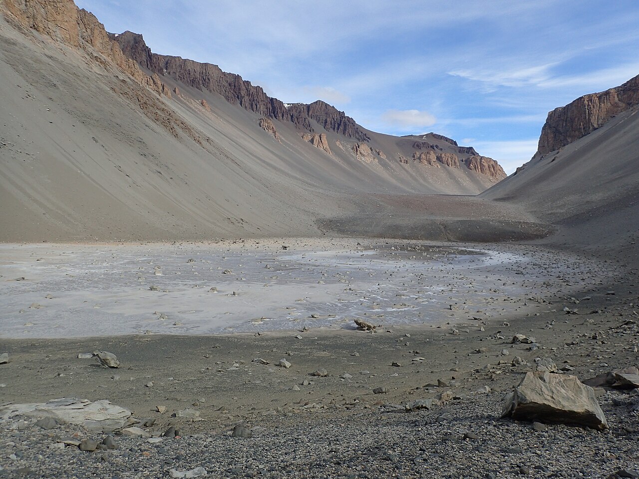 Le lac Don Juan photographié en janvier 2016 Photographie du lac Don Juan en Antarctique prise par Pierre Roudier en janvier 2016, dans la vallée de Wright