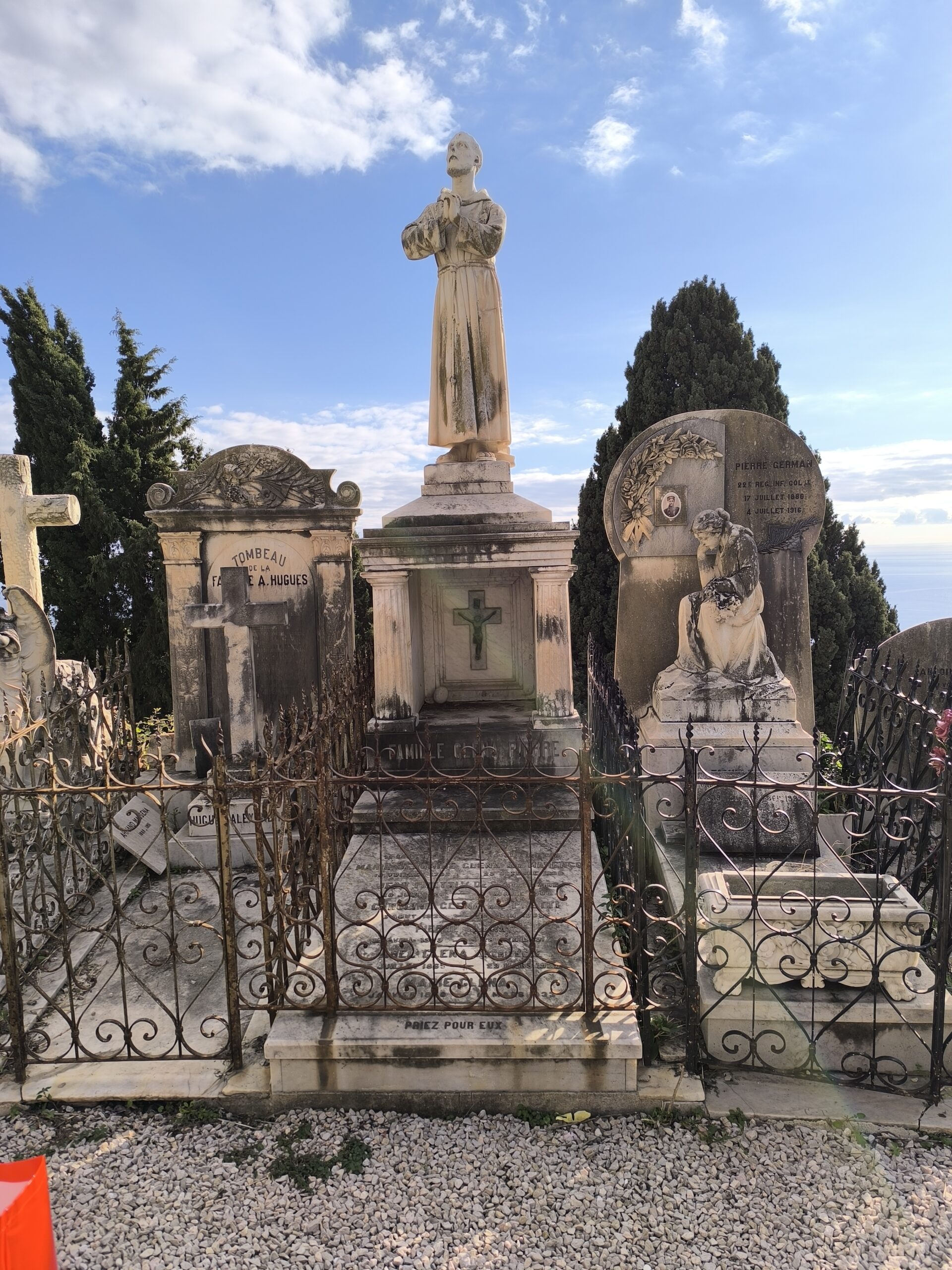 Le charme décrépi du cimetière du Vieux-Château de Menton le charme decrepi du cimetiere du vieux chateau de menton 1 scaled le-charme-decrepi-du-cimetiere-du-vieux-chateau-de-menton-1