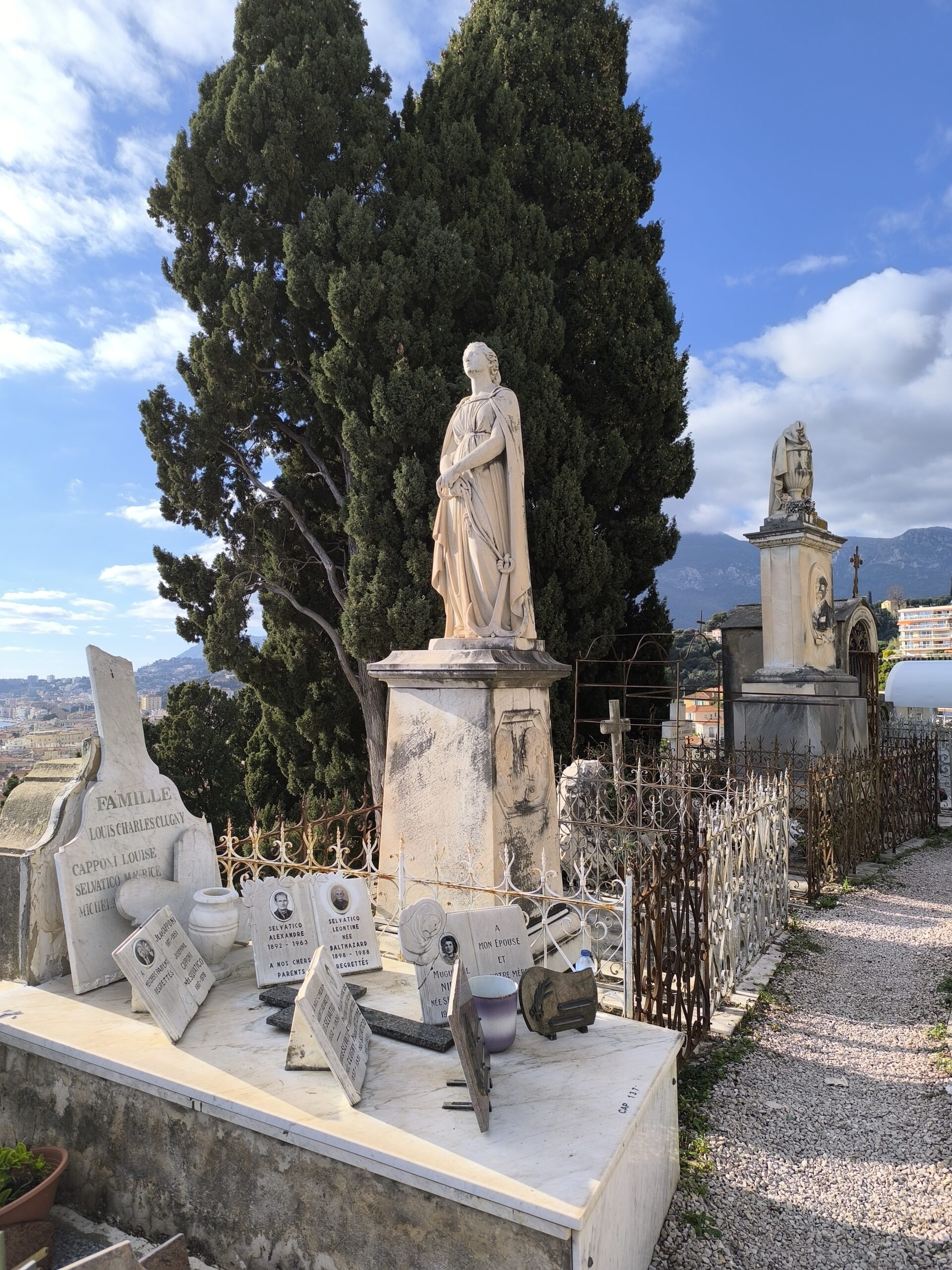 Le charme décrépi du cimetière du Vieux-Château de Menton le charme decrepi du cimetiere du vieux chateau de menton 2 scaled le-charme-decrepi-du-cimetiere-du-vieux-chateau-de-menton-2
