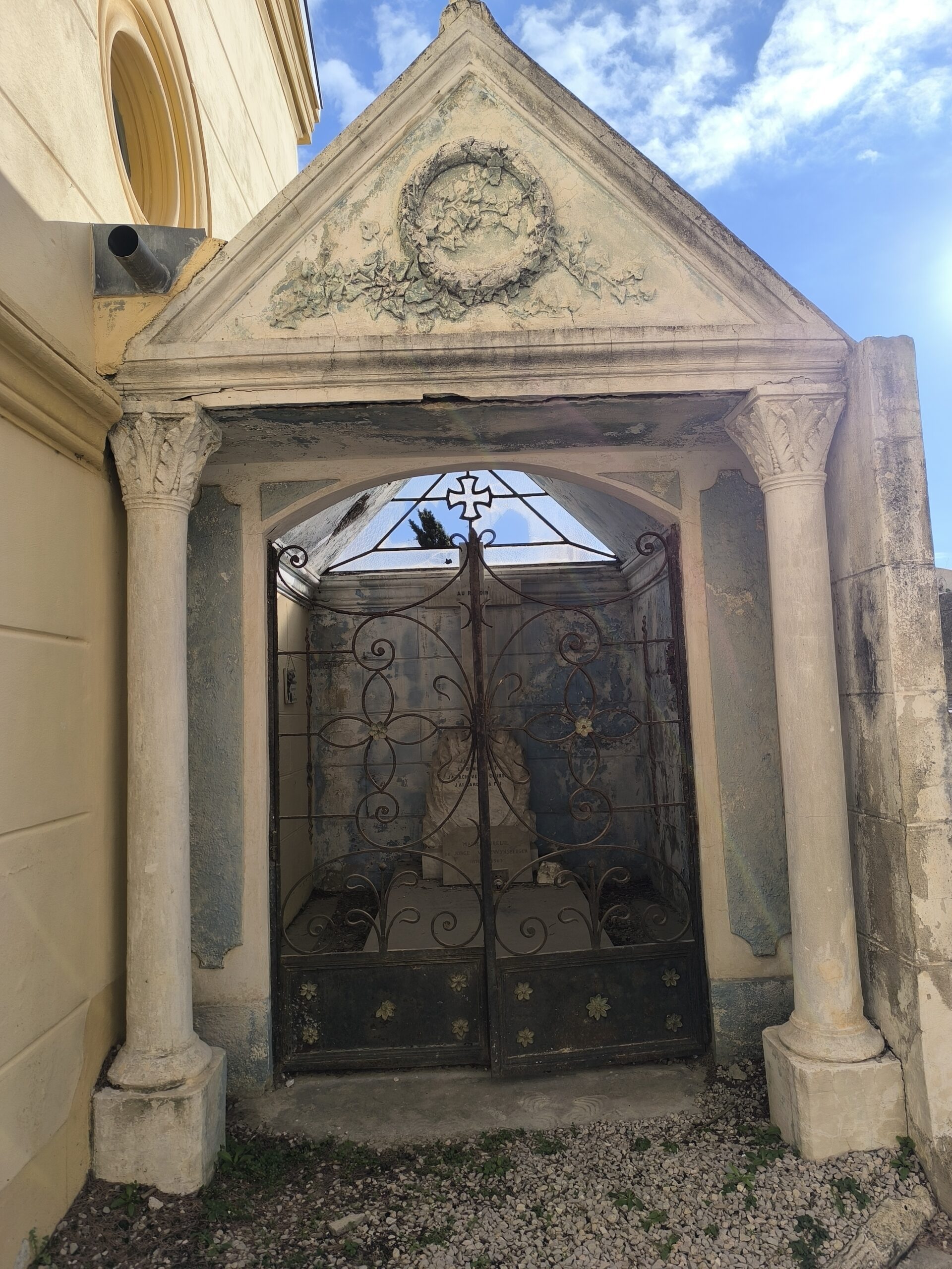 Le charme décrépi du cimetière du Vieux-Château de Menton le charme decrepi du cimetiere du vieux chateau de menton 3 scaled le-charme-decrepi-du-cimetiere-du-vieux-chateau-de-menton-3