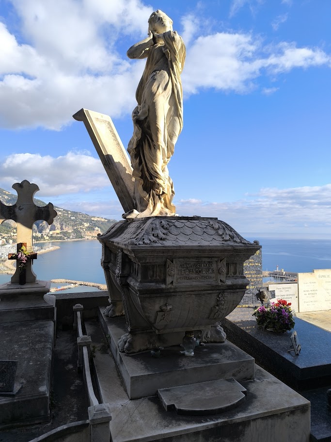 Le charme décrépi du cimetière du Vieux-Château de Menton le charme decrepi du cimetiere du vieux chateau de menton 5 le-charme-decrepi-du-cimetiere-du-vieux-chateau-de-menton-5