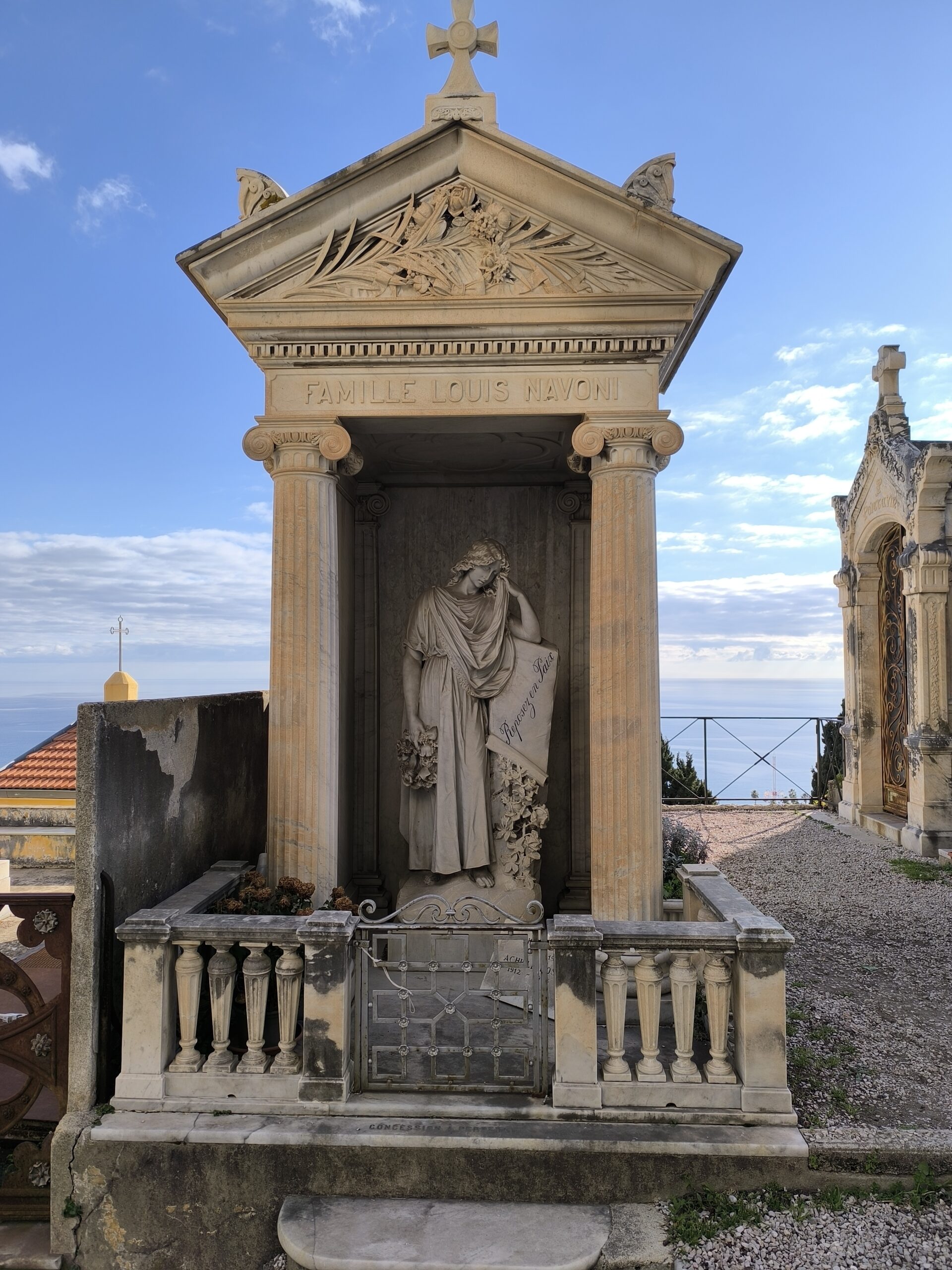 Le charme décrépi du cimetière du Vieux-Château de Menton le charme decrepi du cimetiere du vieux chateau de menton 6 scaled le-charme-decrepi-du-cimetiere-du-vieux-chateau-de-menton-6
