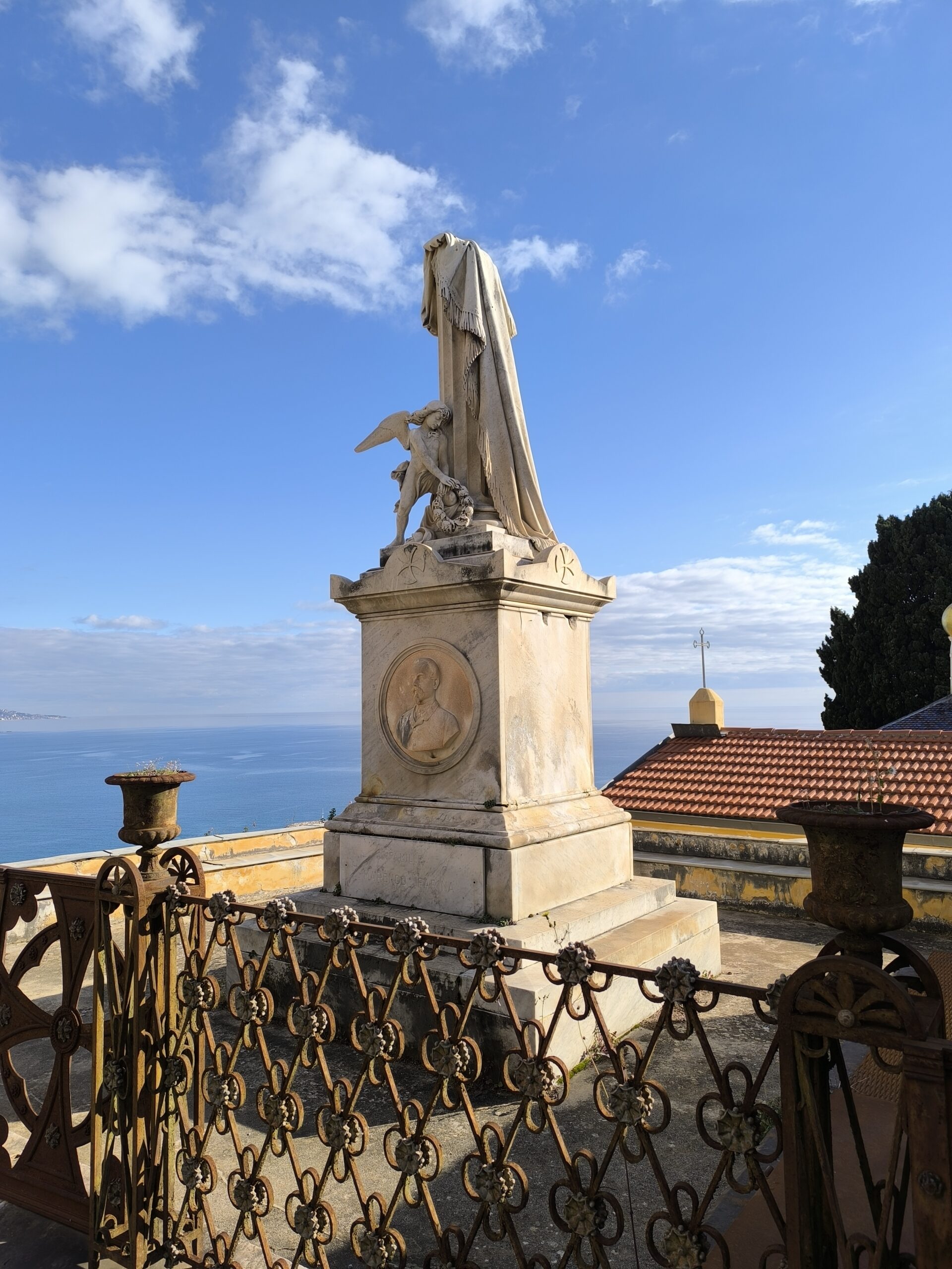 Le charme décrépi du cimetière du Vieux-Château de Menton le charme decrepi du cimetiere du vieux chateau de menton 7 scaled le-charme-decrepi-du-cimetiere-du-vieux-chateau-de-menton-7