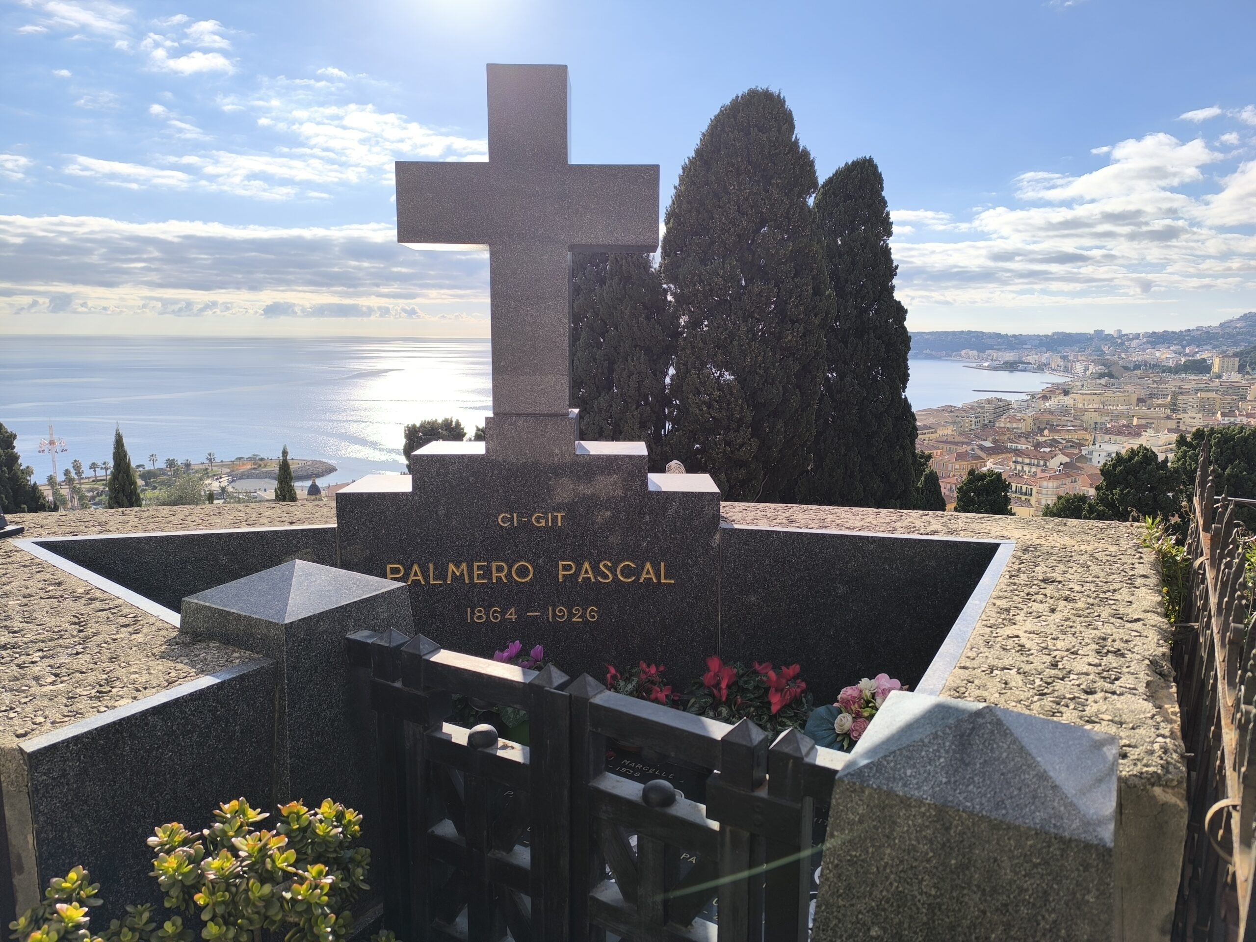 Le charme décrépi du cimetière du Vieux-Château de Menton le charme decrepi du cimetiere du vieux chateau de menton 8 scaled le-charme-decrepi-du-cimetiere-du-vieux-chateau-de-menton-8