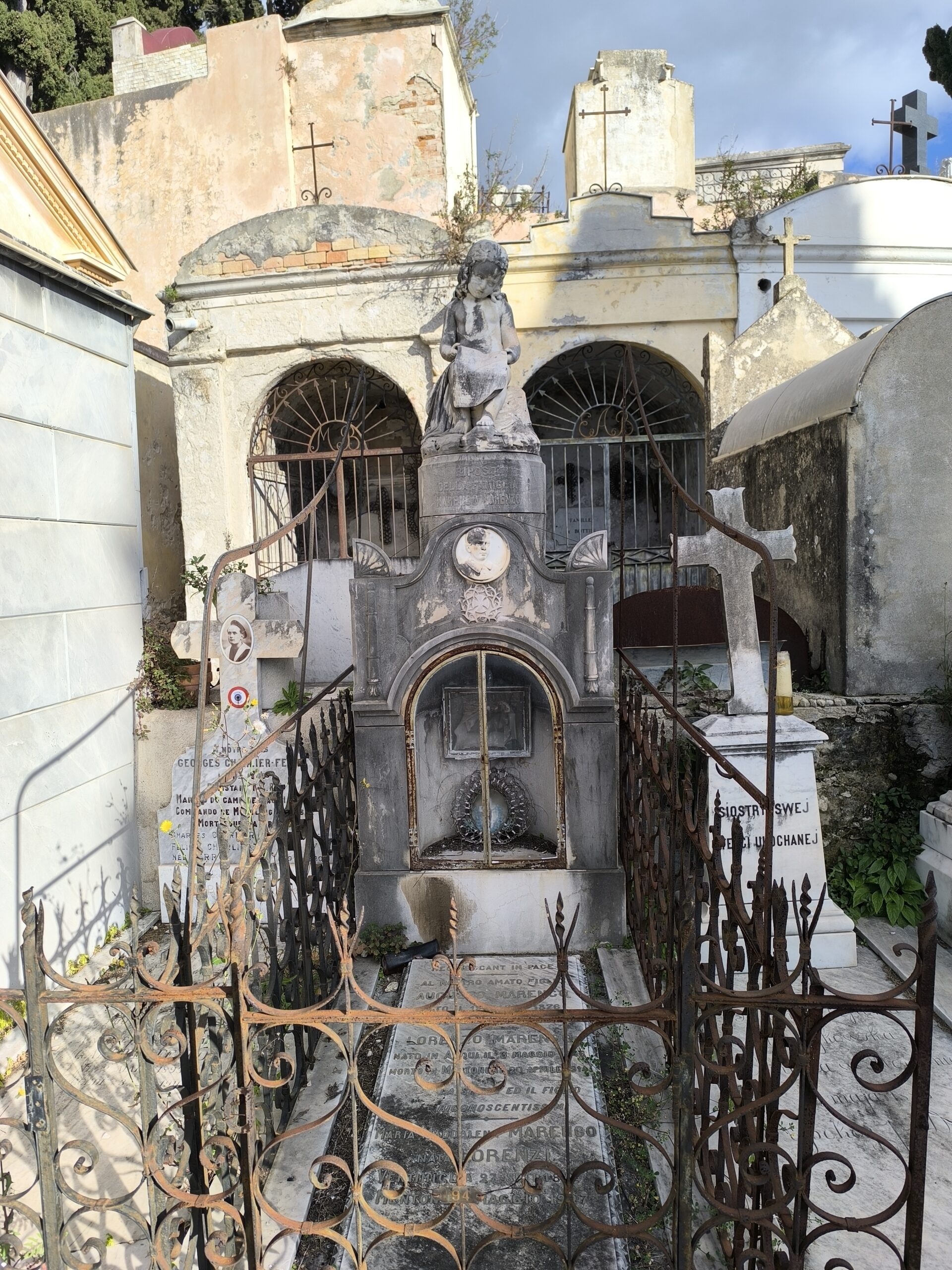 Le charme décrépi du cimetière du Vieux-Château de Menton le charme decrepi du cimetiere du vieux chateau de menton 9 scaled le-charme-decrepi-du-cimetiere-du-vieux-chateau-de-menton-9