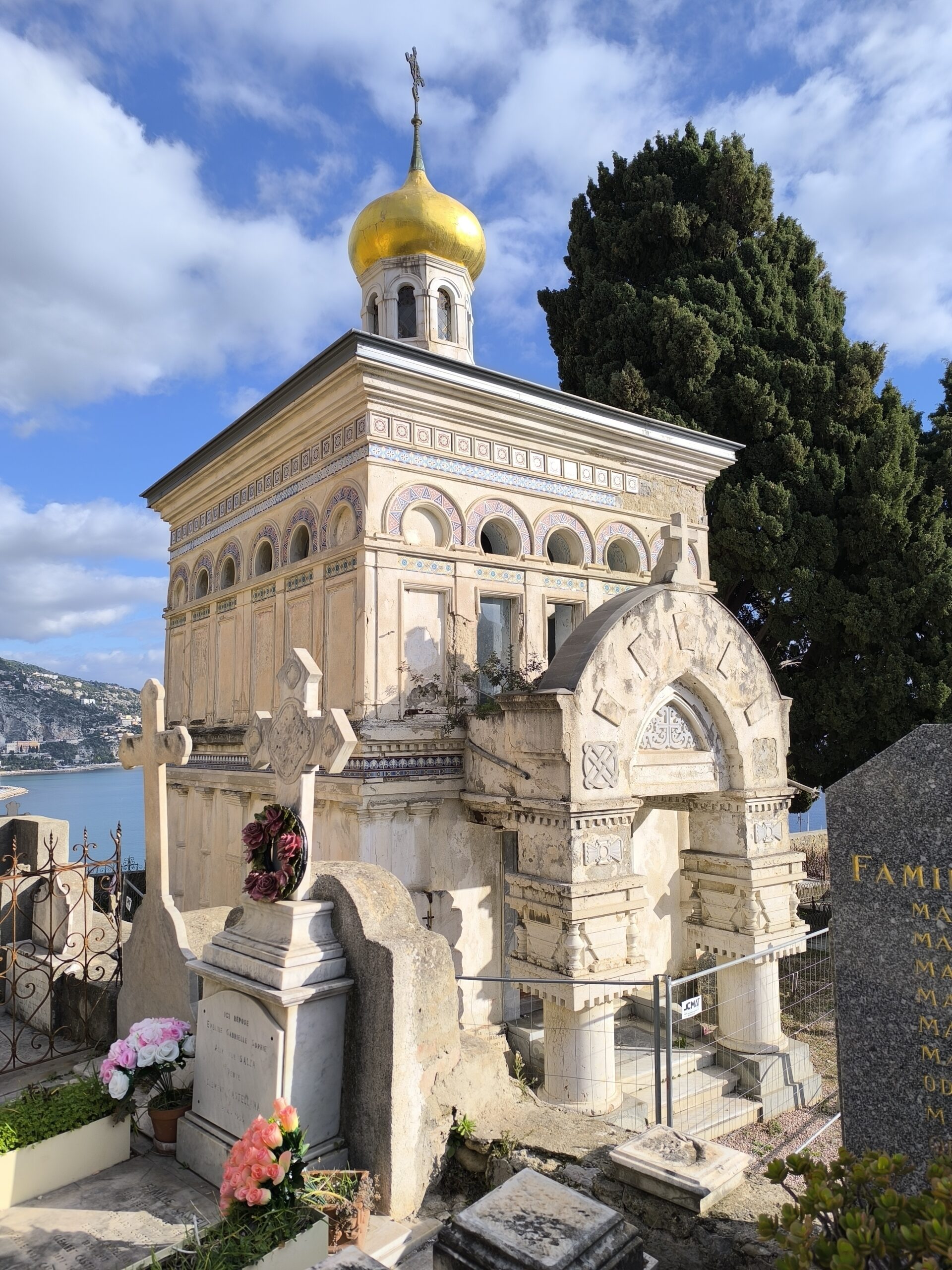Le charme décrépi du cimetière du Vieux-Château de Menton le charme decrepi du cimetiere du vieux chateau de menton chapelle depositaire russe 1 scaled le-charme-decrepi-du-cimetiere-du-vieux-chateau-de-menton-chapelle-depositaire-russe-1