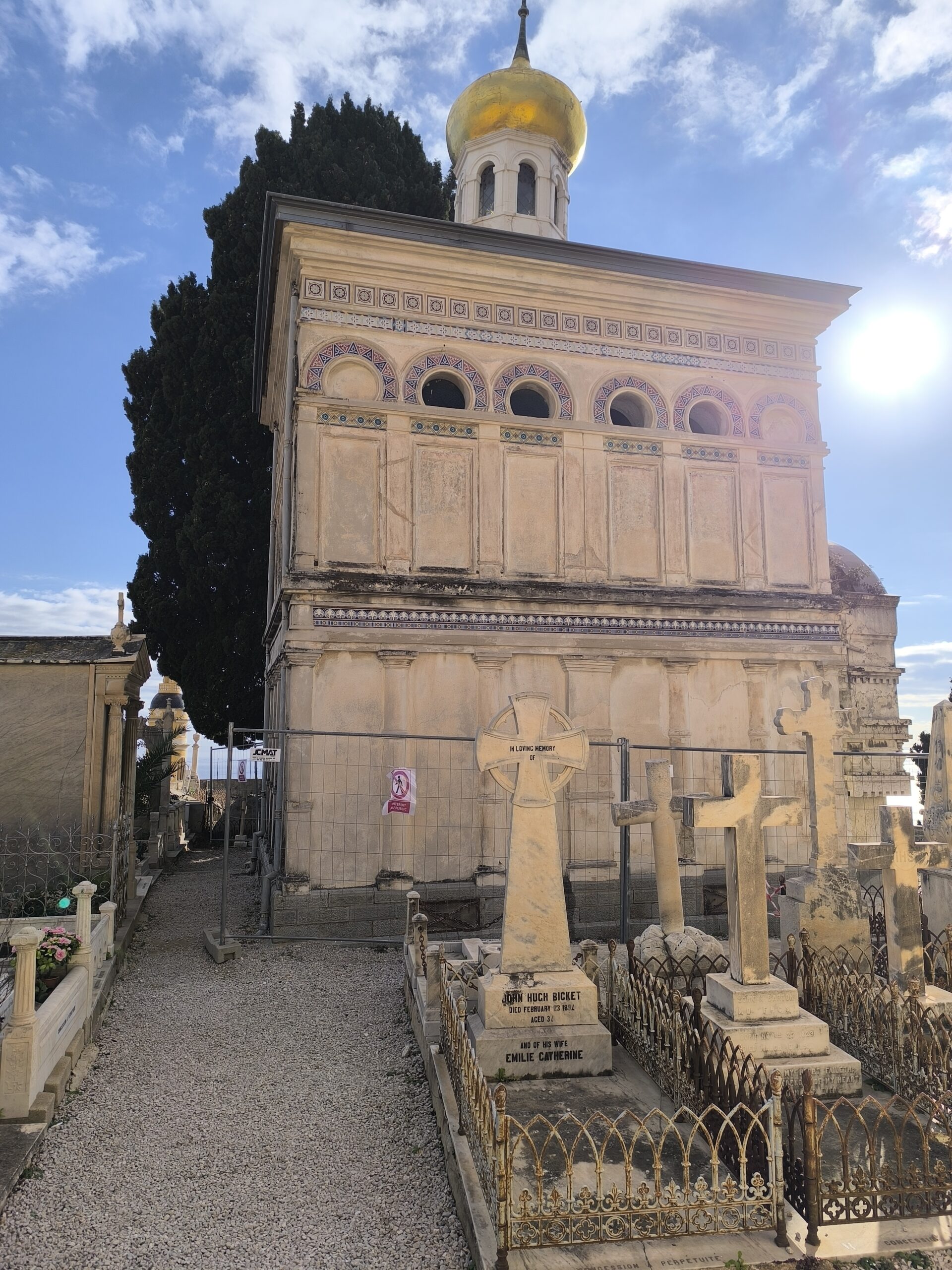 Le charme décrépi du cimetière du Vieux-Château de Menton le charme decrepi du cimetiere du vieux chateau de menton chapelle depositaire russe 2 scaled le-charme-decrepi-du-cimetiere-du-vieux-chateau-de-menton-chapelle-depositaire-russe-2