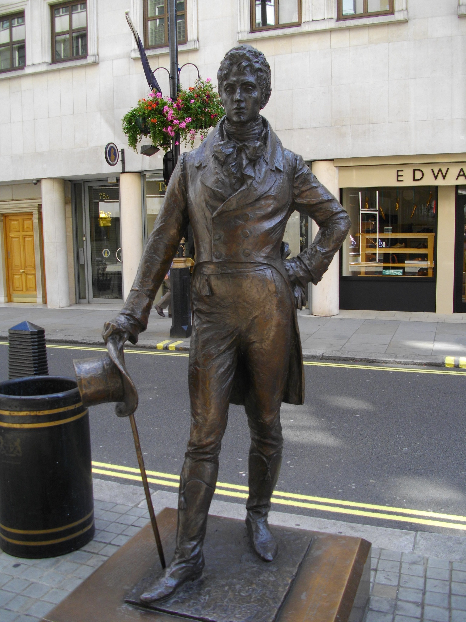 Beau Brummell : la statue du dandy ultime à Londres beau brummell la statue du dandy ultime a londres 1 beau-brummell-la-statue-du-dandy-ultime-a-londres-1