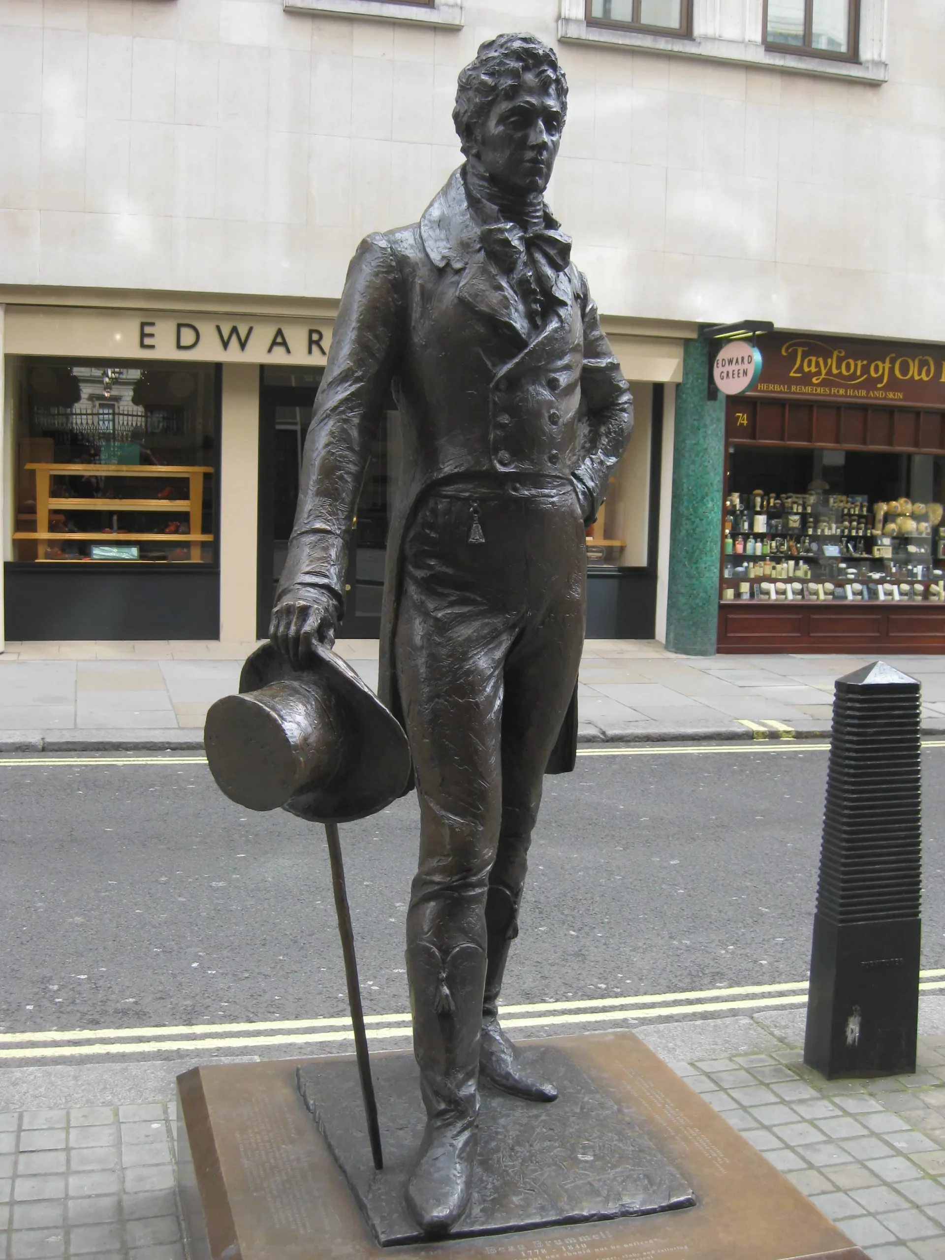 Beau Brummell : la statue du dandy ultime à Londres beau brummell la statue du dandy ultime a londres 3 scaled beau-brummell-la-statue-du-dandy-ultime-a-londres-3