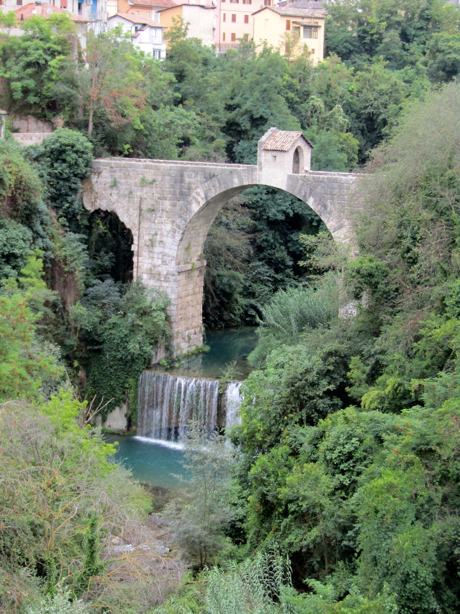 Le pont de Cecco à Ascoli Piceno, chef-d'œuvre de l'ingénierie romaine le pont de cecco a ascoli piceno chef doeuvre de lingenierie romaine italie 1 le-pont-de-cecco-a-ascoli-piceno-chef-doeuvre-de-lingenierie-romaine-italie-1