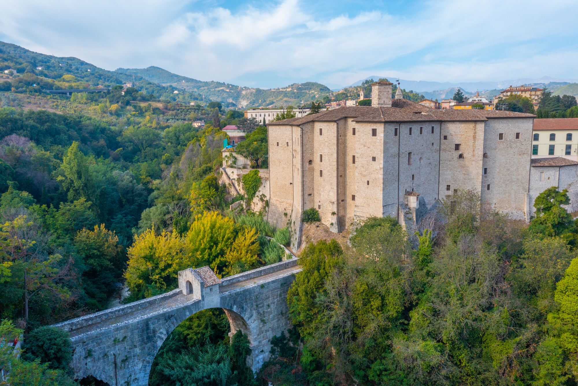 Le pont de Cecco à Ascoli Piceno, chef-d'œuvre de l'ingénierie romaine le pont de cecco a ascoli piceno chef doeuvre de lingenierie romaine italie 2 le-pont-de-cecco-a-ascoli-piceno-chef-doeuvre-de-lingenierie-romaine-italie-2