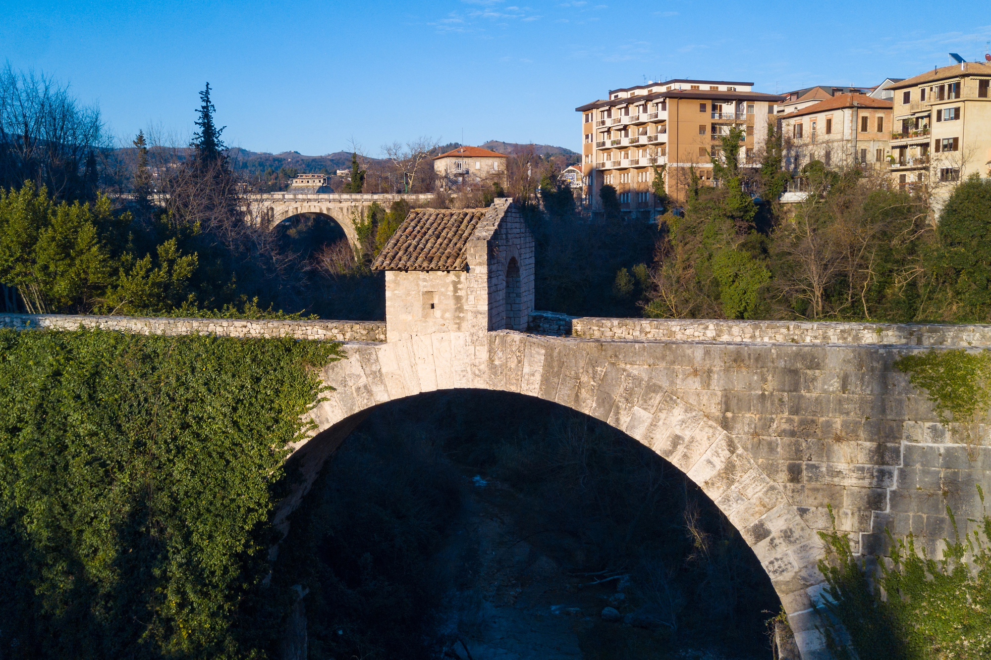 Le pont de Cecco à Ascoli Piceno, chef-d'œuvre de l'ingénierie romaine le pont de cecco a ascoli piceno chef doeuvre de lingenierie romaine italie 3 le-pont-de-cecco-a-ascoli-piceno-chef-doeuvre-de-lingenierie-romaine-italie-3