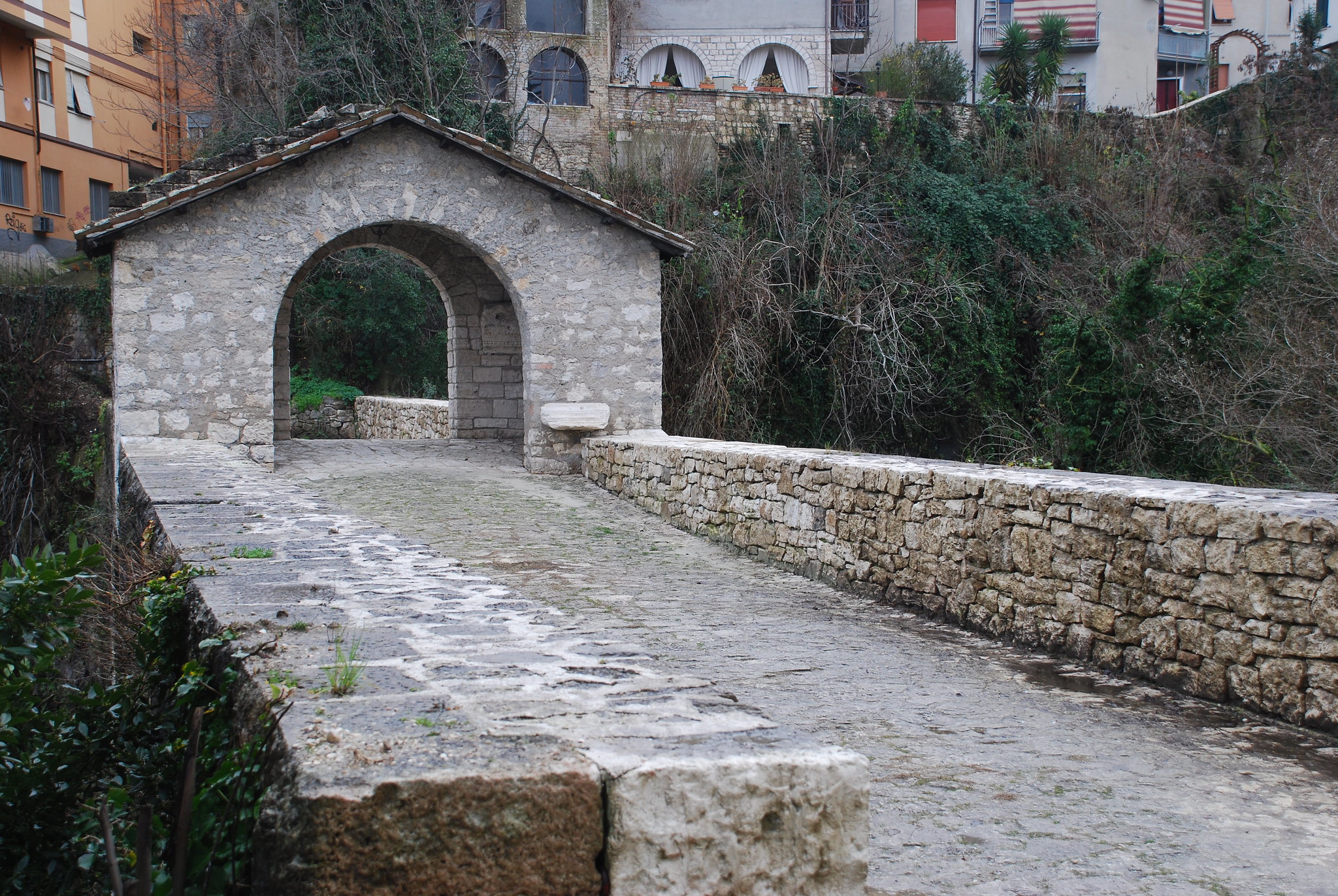 Le pont de Cecco à Ascoli Piceno, chef-d'œuvre de l'ingénierie romaine le pont de cecco a ascoli piceno chef doeuvre de lingenierie romaine italie 4 le-pont-de-cecco-a-ascoli-piceno-chef-doeuvre-de-lingenierie-romaine-italie-4.
