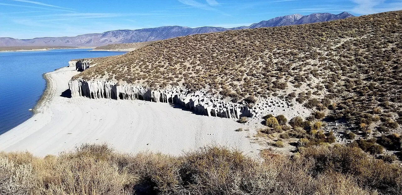 Les étranges colonnes du lac Crowley : un phénomène géologique unique les etranges colonnes du lac crowley un phenomene geologique unique 4 les-etranges-colonnes-du-lac-crowley-un-phenomene-geologique-unique-4