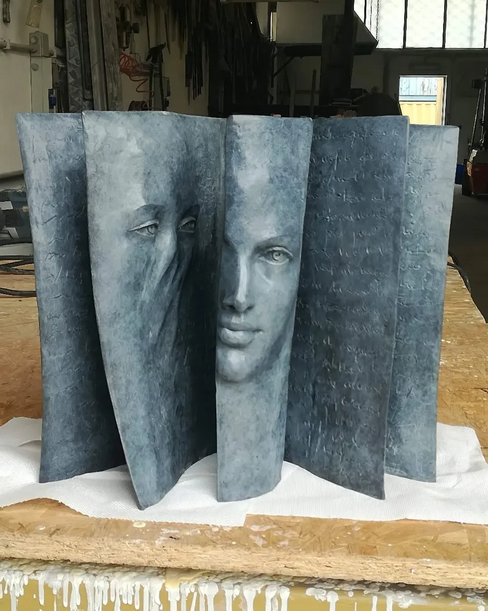 Des visages sculptés dans des pages : l'art étonnant de Paola Grizi des visages sculptes dans des pages lart etonnant de paola grizi 8 des-visages-sculptes-dans-des-pages-lart-etonnant-de-paola-grizi-8