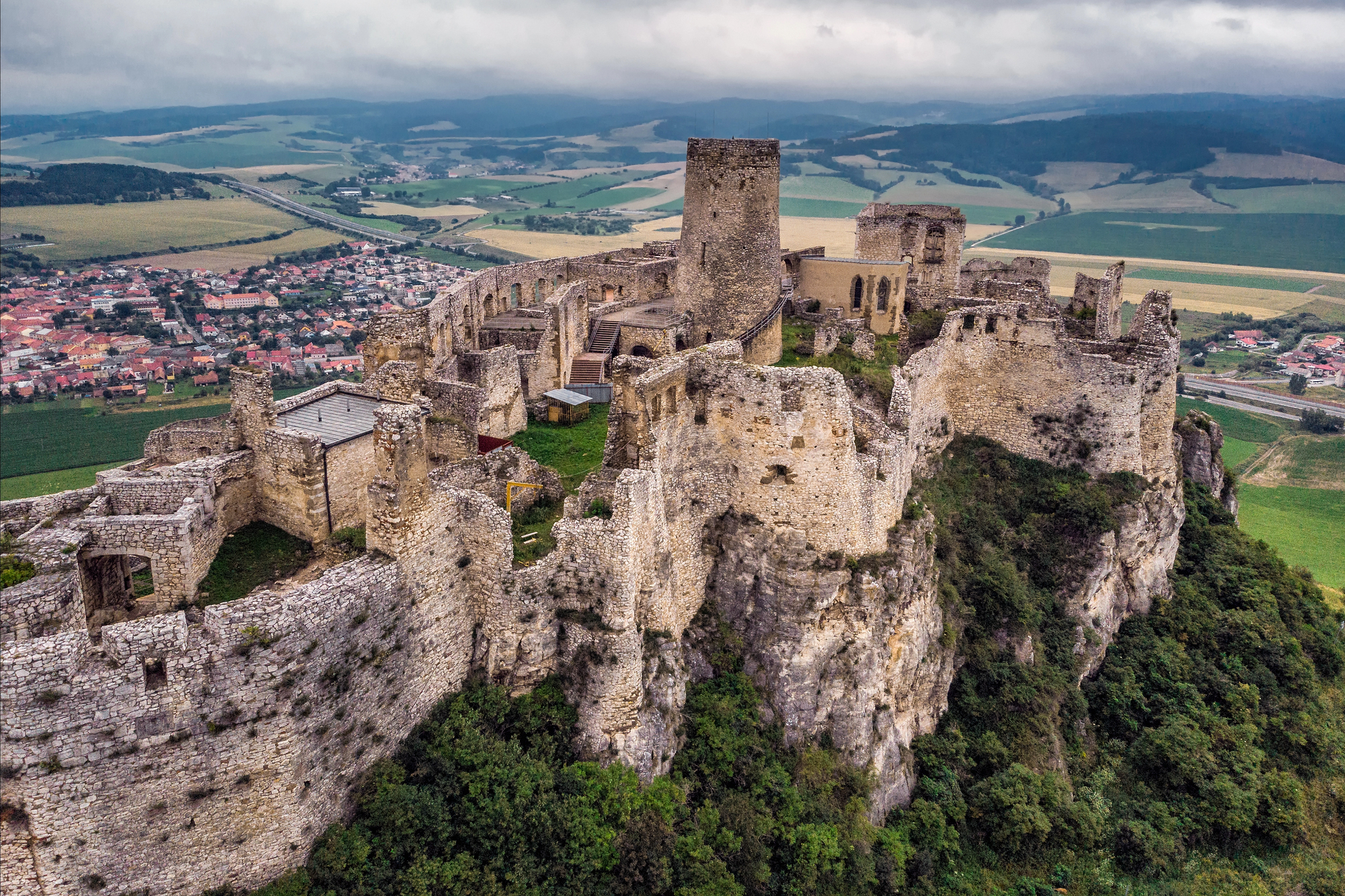 Le château de Spiš, imposante forteresse médiévale de Slovaquie le chateau de spis imposante forteresse medievale de slovaquie 3 le-chateau-de-spis-imposante-forteresse-medievale-de-slovaquie-3
