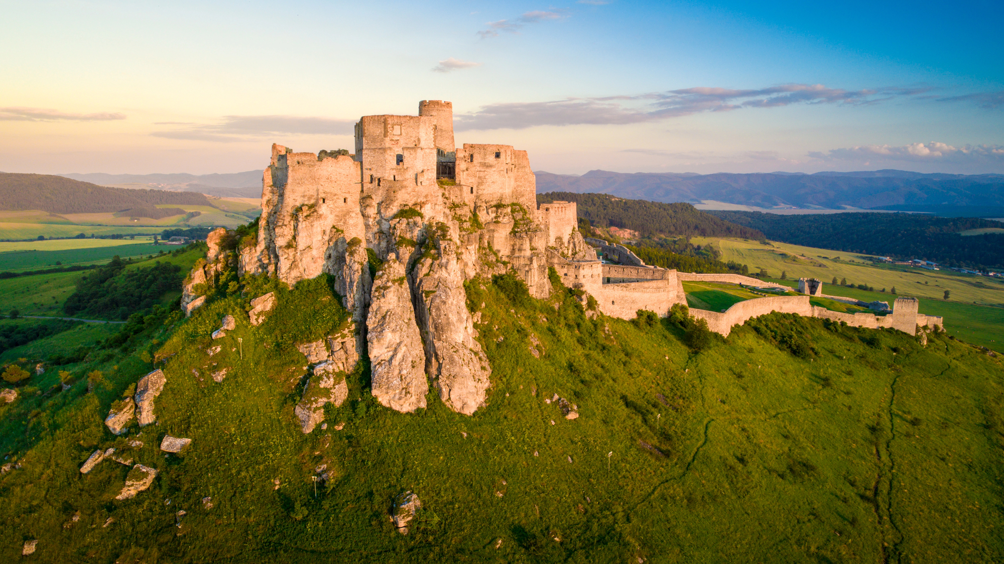 Le château de Spiš, imposante forteresse médiévale de Slovaquie le chateau de spis imposante forteresse medievale de slovaquie 4 le-chateau-de-spis-imposante-forteresse-medievale-de-slovaquie-4