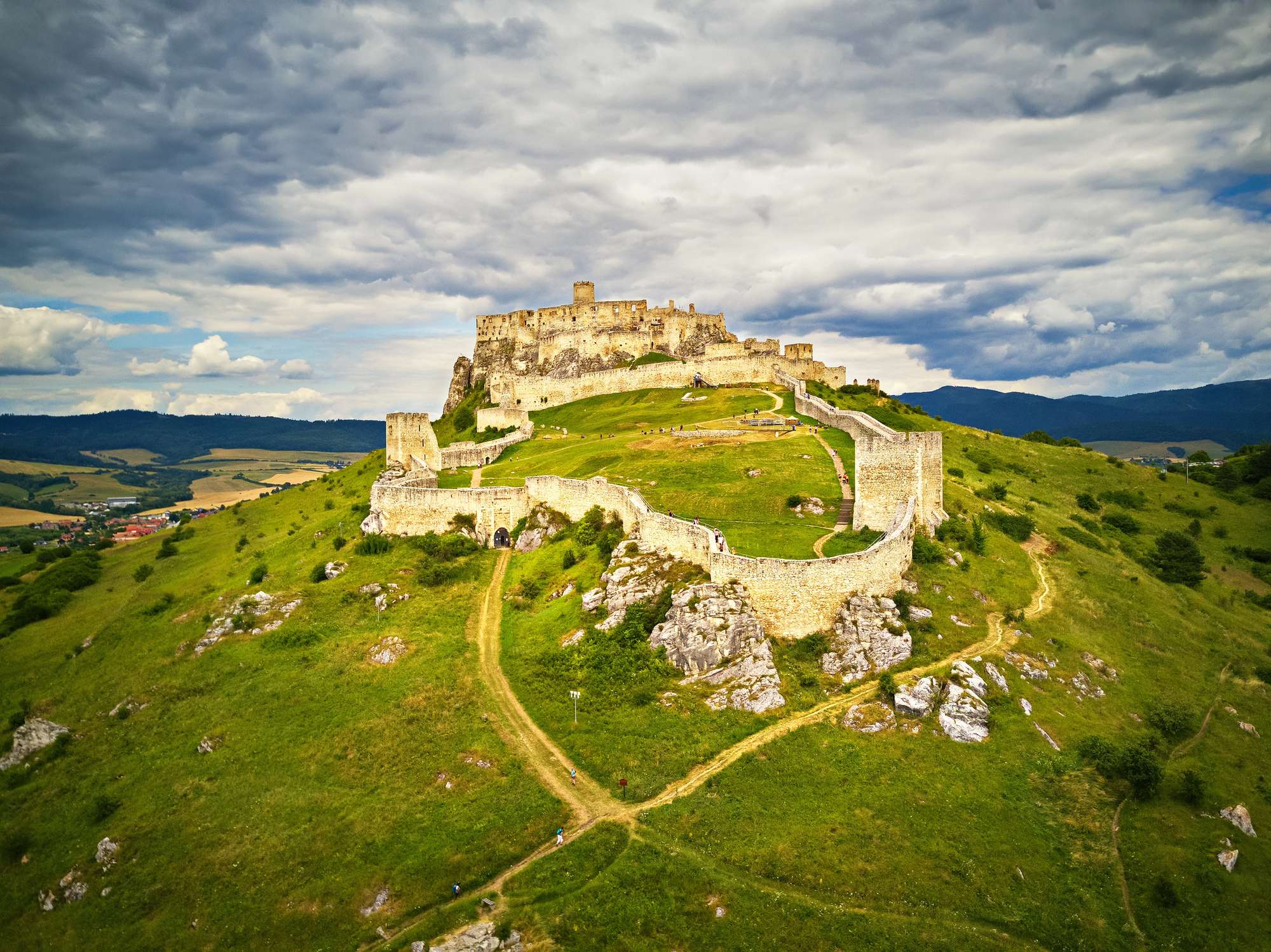 Le château de Spiš, imposante forteresse médiévale de Slovaquie le chateau de spis imposante forteresse medievale de slovaquie 8 le-chateau-de-spis-imposante-forteresse-medievale-de-slovaquie-8.
