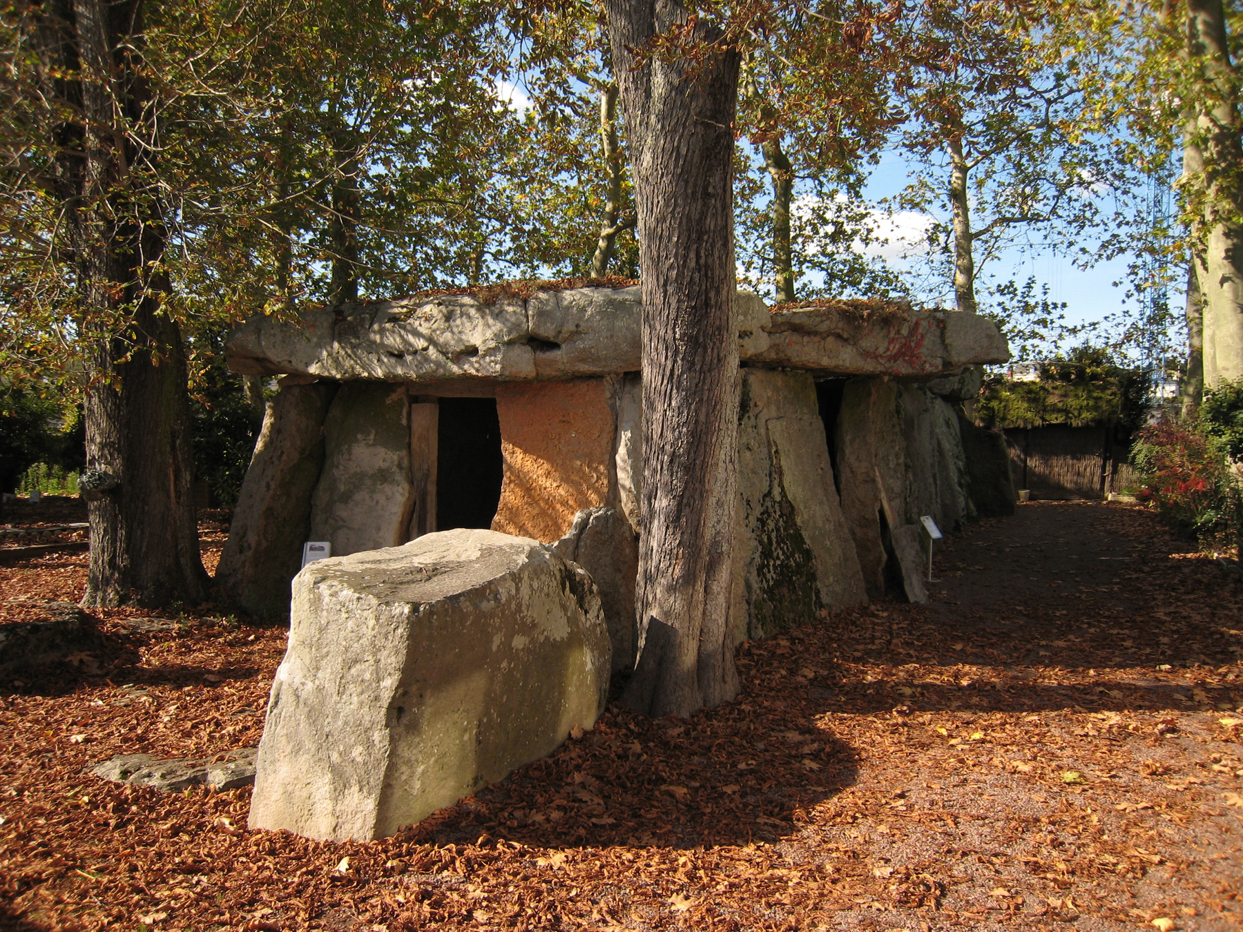 Le dolmen de Bagneux : la Roche aux Fées de Saumur le dolmen de bagneux la roche aux fees de saumur 1 le-dolmen-de-bagneux-la-roche-aux-fees-de-saumur-1
