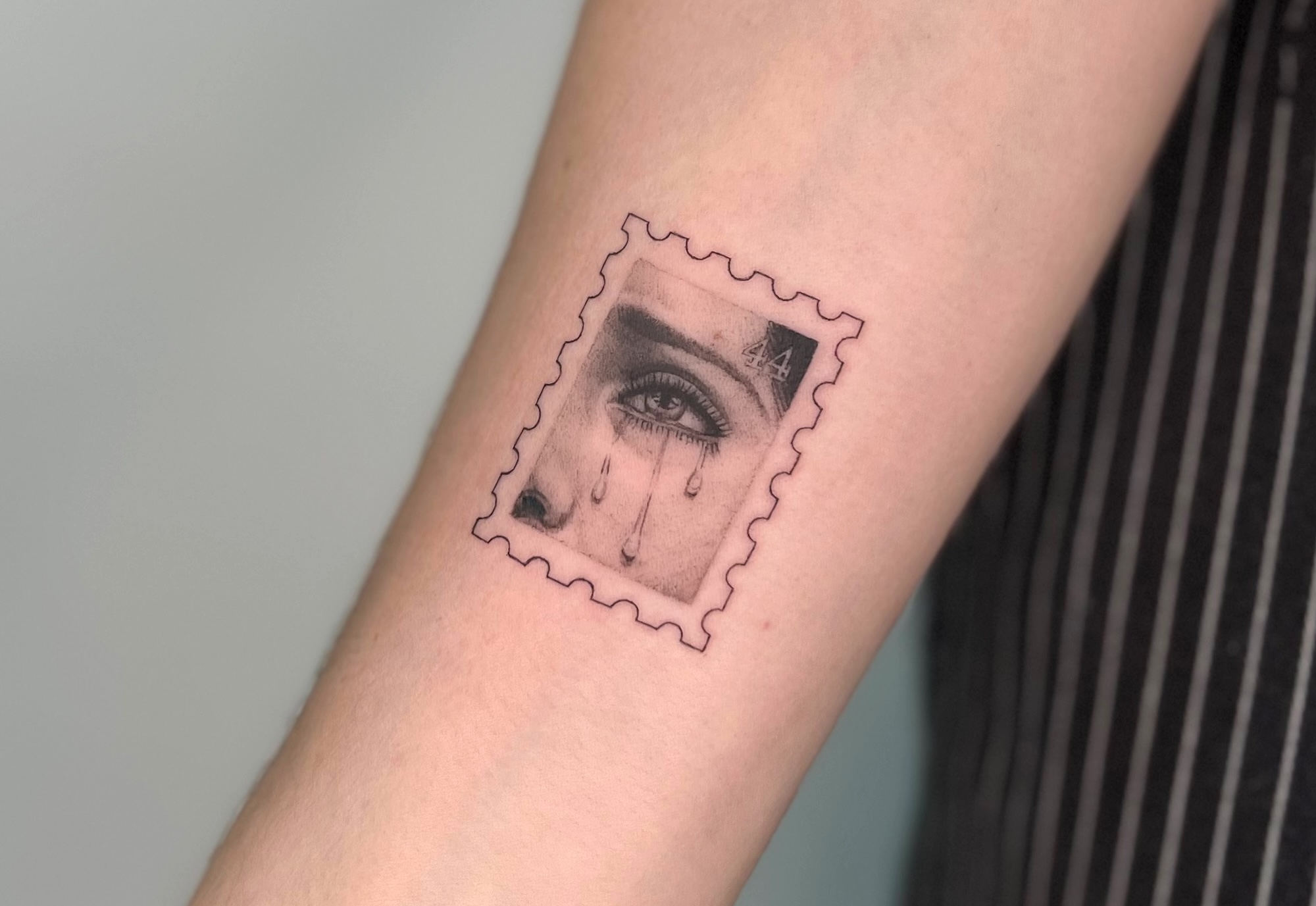 Les tatouages timbres d'Ash Aurich : mini chefs-d'œuvre sur la peau les tatouages timbres dash aurich mini chefs doeuvre sur la peau 1 les-tatouages-timbres-dash-aurich-mini-chefs-doeuvre-sur-la-peau-1
