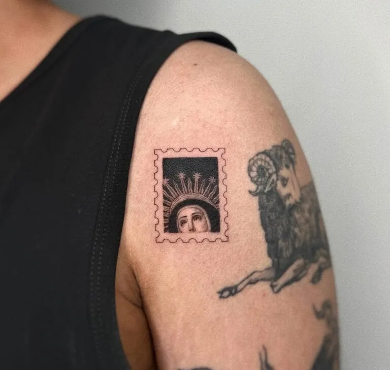 Les tatouages timbres d'Ash Aurich : mini chefs-d'œuvre sur la peau les tatouages timbres dash aurich mini chefs doeuvre sur la peau 3 les-tatouages-timbres-dash-aurich-mini-chefs-doeuvre-sur-la-peau-3