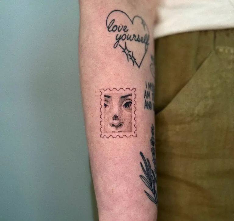 Les tatouages timbres d'Ash Aurich : mini chefs-d'œuvre sur la peau les tatouages timbres dash aurich mini chefs doeuvre sur la peau 4 les-tatouages-timbres-dash-aurich-mini-chefs-doeuvre-sur-la-peau-4