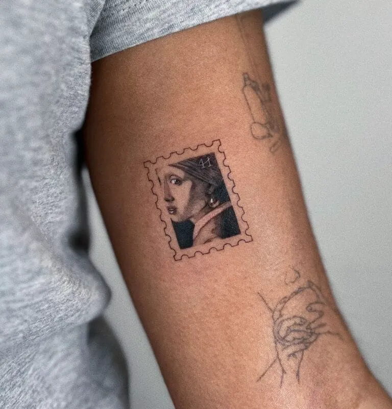 Les tatouages timbres d'Ash Aurich : mini chefs-d'œuvre sur la peau les tatouages timbres dash aurich mini chefs doeuvre sur la peau 5 les-tatouages-timbres-dash-aurich-mini-chefs-doeuvre-sur-la-peau-5