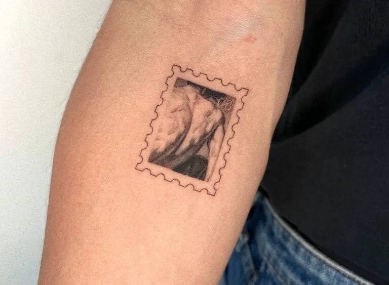 Les tatouages timbres d'Ash Aurich : mini chefs-d'œuvre sur la peau les tatouages timbres dash aurich mini chefs doeuvre sur la peau 8 les-tatouages-timbres-dash-aurich-mini-chefs-doeuvre-sur-la-peau-8