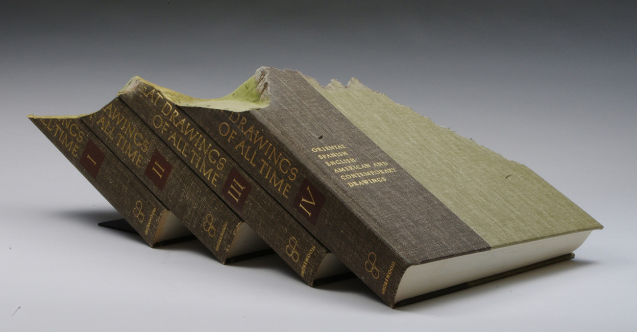 Guy Laramée : quand les livres deviennent montagnes miniatures Des sculptures de montagnes dans de vieux livres par Guy Laramee 10 Des-sculptures-de-montagnes-dans-de-vieux-livres-par-Guy-Laramee-9