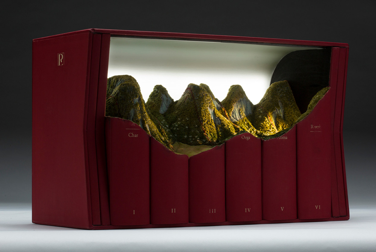 Guy Laramée : quand les livres deviennent montagnes miniatures Des sculptures de montagnes dans de vieux livres par Guy Laramee 3 Des-sculptures-de-montagnes-dans-de-vieux-livres-par-Guy-Laramee-3