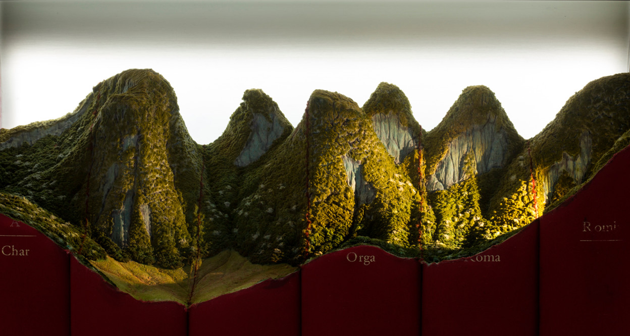 Guy Laramée : quand les livres deviennent montagnes miniatures Des sculptures de montagnes dans de vieux livres par Guy Laramee 4 Des-sculptures-de-montagnes-dans-de-vieux-livres-par-Guy-Laramee-4
