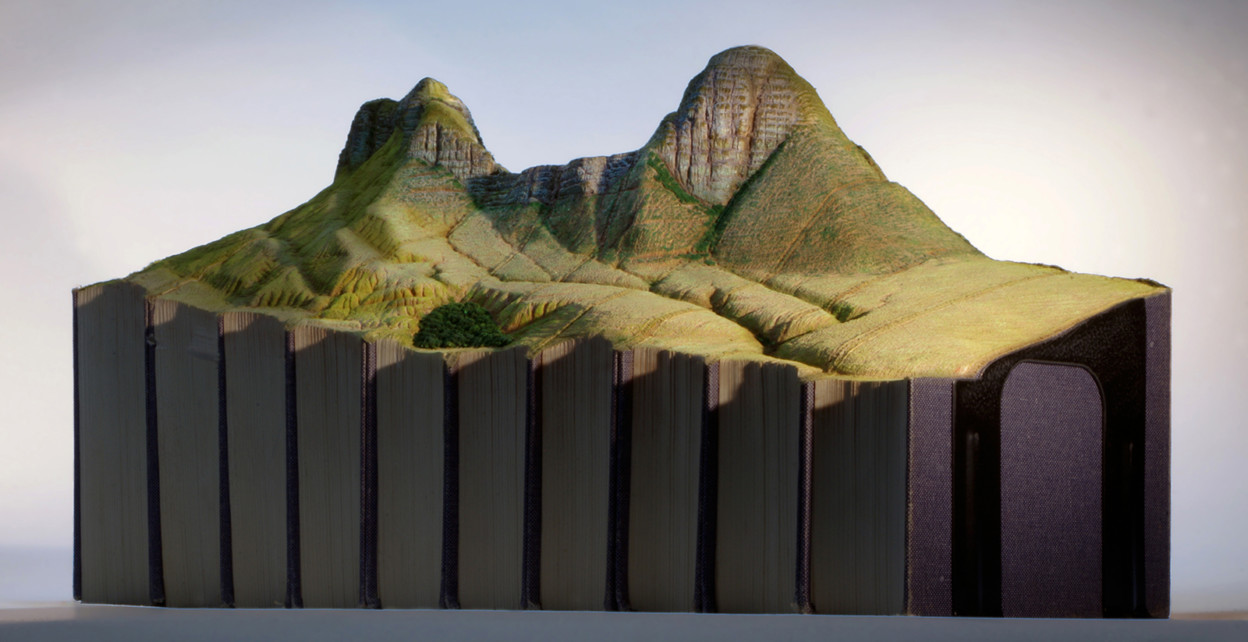 Guy Laramée : quand les livres deviennent montagnes miniatures Des sculptures de montagnes dans de vieux livres par Guy Laramee 5 Des-sculptures-de-montagnes-dans-de-vieux-livres-par-Guy-Laramee-5
