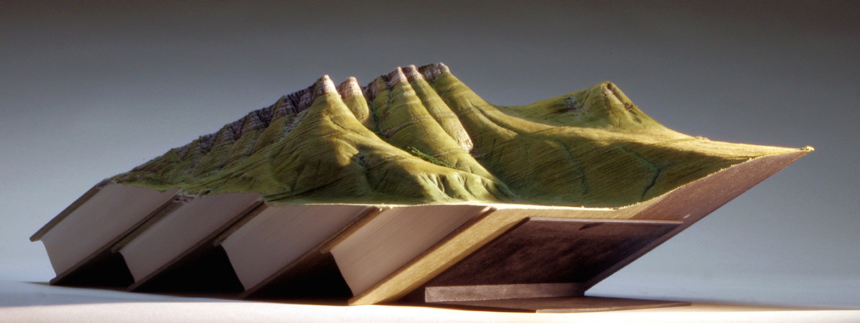 Guy Laramée : quand les livres deviennent montagnes miniatures Des sculptures de montagnes dans de vieux livres par Guy Laramee 6 Des-sculptures-de-montagnes-dans-de-vieux-livres-par-Guy-Laramee-6