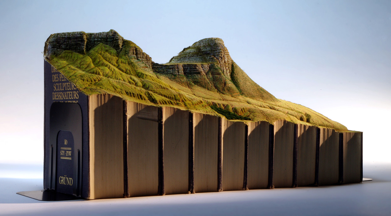 Guy Laramée : quand les livres deviennent montagnes miniatures Des sculptures de montagnes dans de vieux livres par Guy Laramee 7 Des-sculptures-de-montagnes-dans-de-vieux-livres-par-Guy-Laramee-7