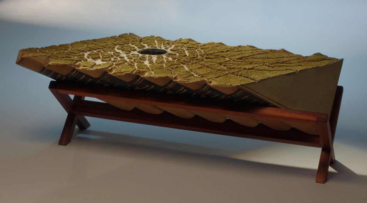 Guy Laramée : quand les livres deviennent montagnes miniatures Des sculptures de montagnes dans de vieux livres par Guy Laramee 8 Des-sculptures-de-montagnes-dans-de-vieux-livres-par-Guy-Laramee-8