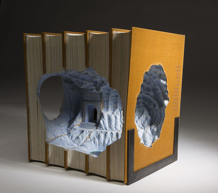 Guy Laramée : quand les livres deviennent montagnes miniatures Les incroyables sculptures de paysages dans des encyclopedies par Guy Laramee 1 Les-incroyables-sculptures-de-paysages-dans-des-encyclopedies-par-Guy-Laramee-1