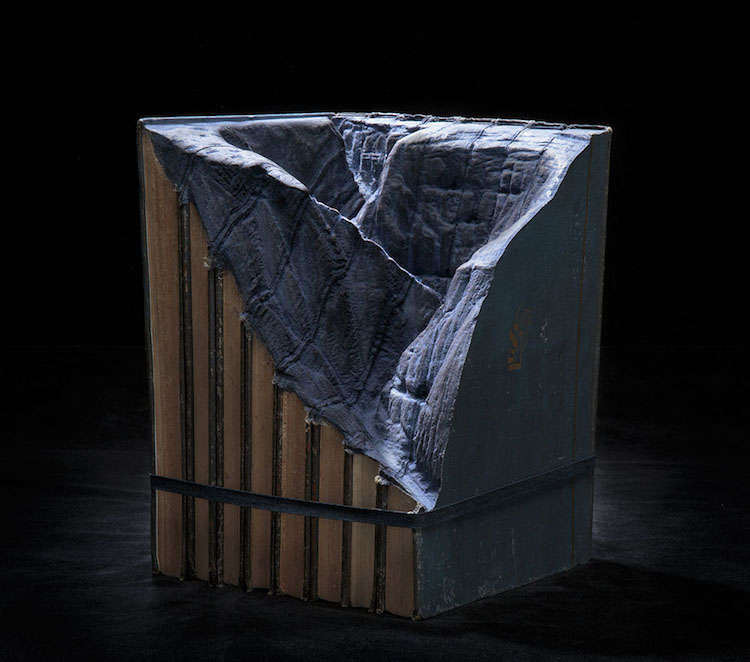 Guy Laramée : quand les livres deviennent montagnes miniatures Les incroyables sculptures de paysages dans des encyclopedies par Guy Laramee 11 Les-incroyables-sculptures-de-paysages-dans-des-encyclopedies-par-Guy-Laramee-10