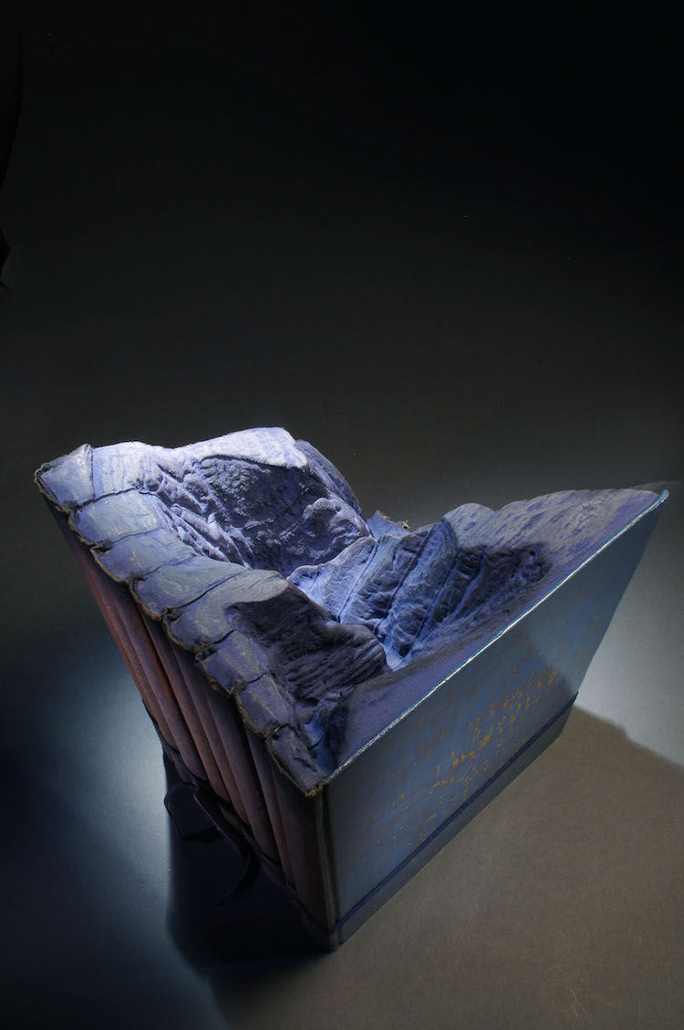 Guy Laramée : quand les livres deviennent montagnes miniatures Les incroyables sculptures de paysages dans des encyclopedies par Guy Laramee 12 Les-incroyables-sculptures-de-paysages-dans-des-encyclopedies-par-Guy-Laramee-11