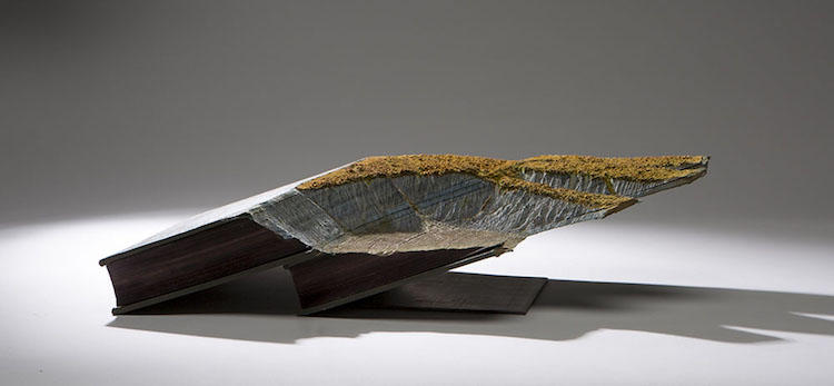 Guy Laramée : quand les livres deviennent montagnes miniatures Les incroyables sculptures de paysages dans des encyclopedies par Guy Laramee 14 Les-incroyables-sculptures-de-paysages-dans-des-encyclopedies-par-Guy-Laramee-13