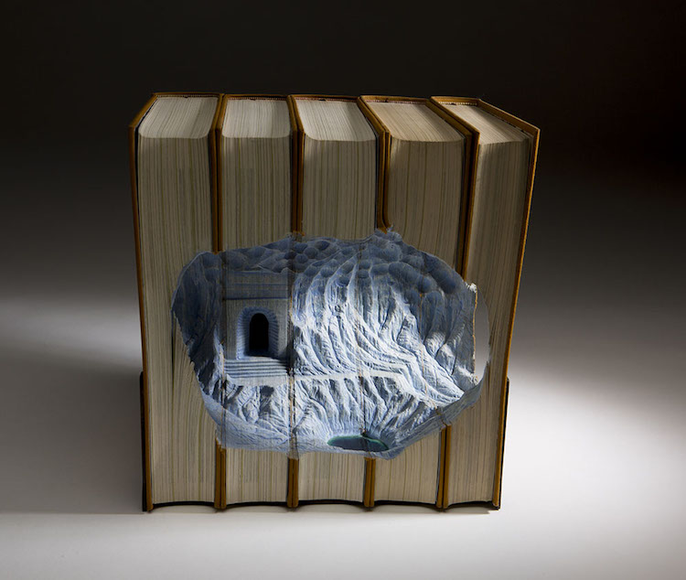Guy Laramée : quand les livres deviennent montagnes miniatures Les incroyables sculptures de paysages dans des encyclopedies par Guy Laramee 2 Les-incroyables-sculptures-de-paysages-dans-des-encyclopedies-par-Guy-Laramee-2