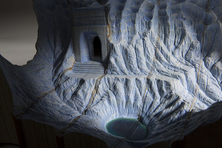 Guy Laramée : quand les livres deviennent montagnes miniatures Les incroyables sculptures de paysages dans des encyclopedies par Guy Laramee 3 Les-incroyables-sculptures-de-paysages-dans-des-encyclopedies-par-Guy-Laramee-3