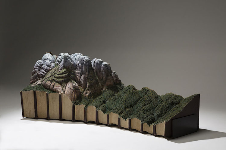 Guy Laramée : quand les livres deviennent montagnes miniatures Les incroyables sculptures de paysages dans des encyclopedies par Guy Laramee 4 Les-incroyables-sculptures-de-paysages-dans-des-encyclopedies-par-Guy-Laramee-4