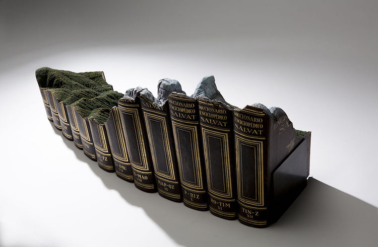 Guy Laramée : quand les livres deviennent montagnes miniatures Les incroyables sculptures de paysages dans des encyclopedies par Guy Laramee 6 Les-incroyables-sculptures-de-paysages-dans-des-encyclopedies-par-Guy-Laramee-6