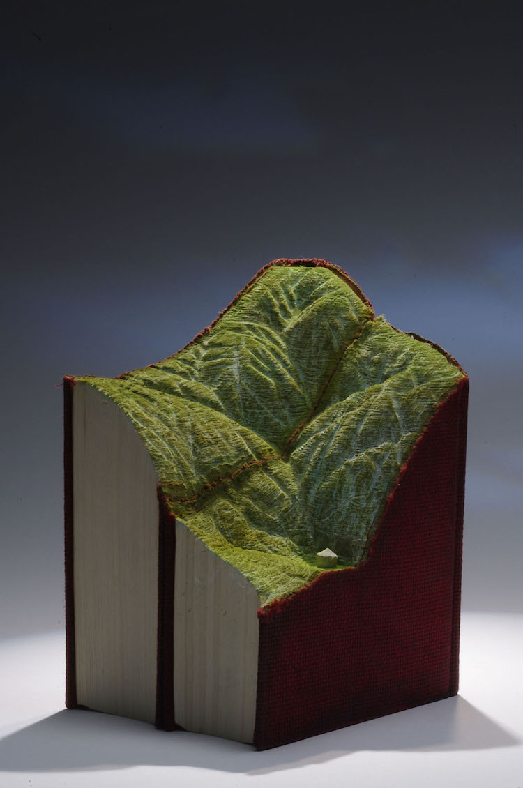 Guy Laramée : quand les livres deviennent montagnes miniatures Les incroyables sculptures de paysages dans des encyclopedies par Guy Laramee 7 Les-incroyables-sculptures-de-paysages-dans-des-encyclopedies-par-Guy-Laramee-7